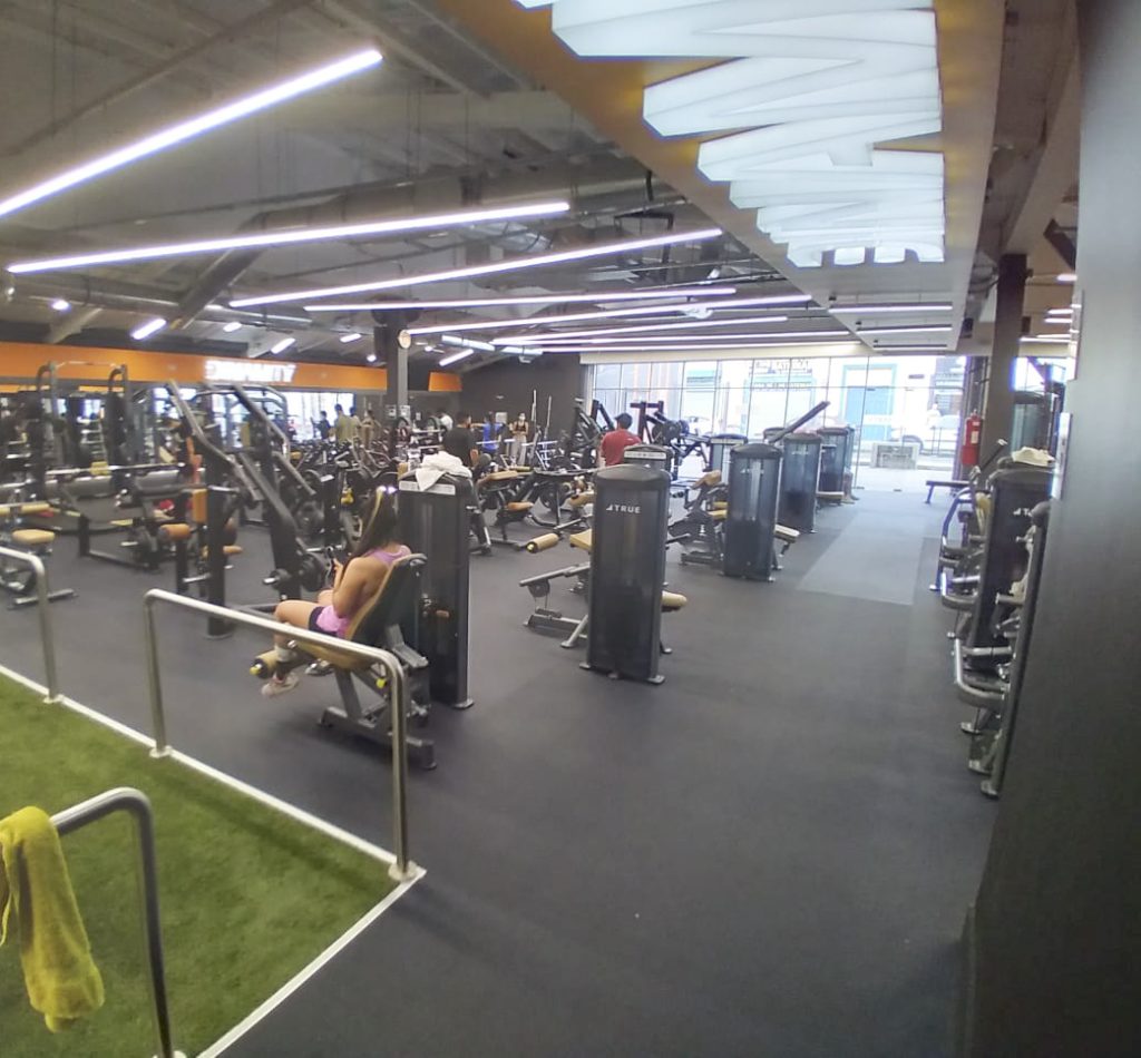 A large gym with people in the gym.